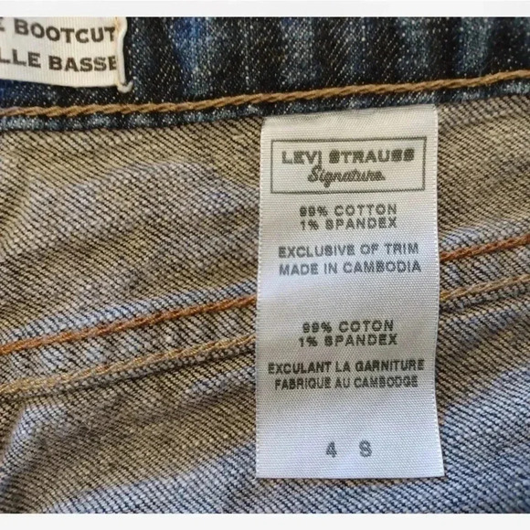 Levi Signature Low  Rise Boot Cut Size 4S - Picture 8 of 9